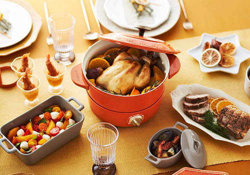 ブルーノグリルポット限定色「レリーフ」の食卓イメージ画像