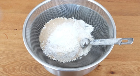 薄力粉・ベーキングパウダー・砂糖・塩を混ぜる