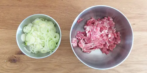 ねぎと豚肉をきる（ブルーノスチーマーで作る肉まんレシピ）