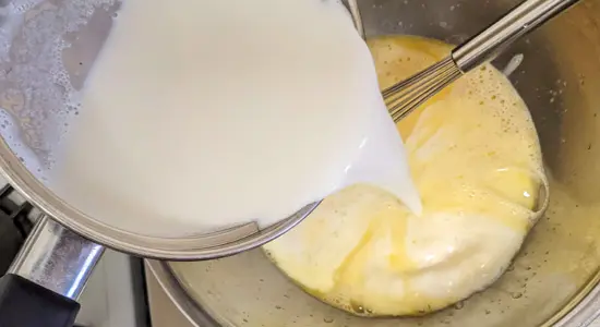 卵液に温めたミルクを注ぐ｜BRUNOホットプレートでプリンレシピ